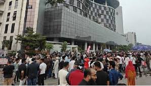 বিটিআরসিতে মোবাইল ফোন ব্যবসায়ীদের হামলা