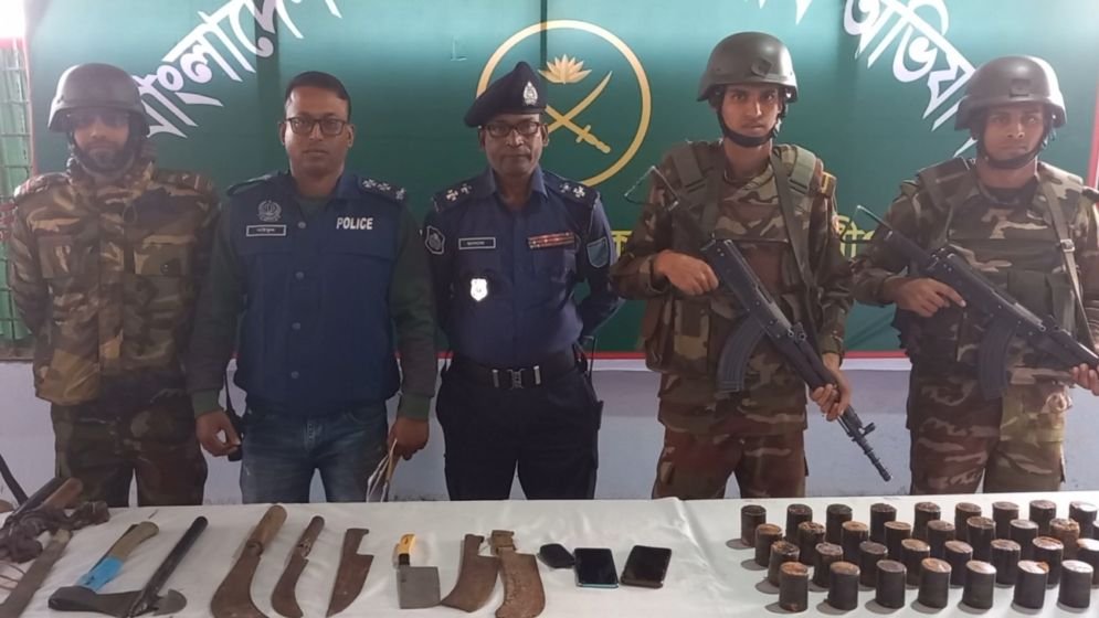 ককটেল রামদা চাপাতিসহ বিপুল পরিমাণ দেশীয় অস্ত্র উদ্ধার