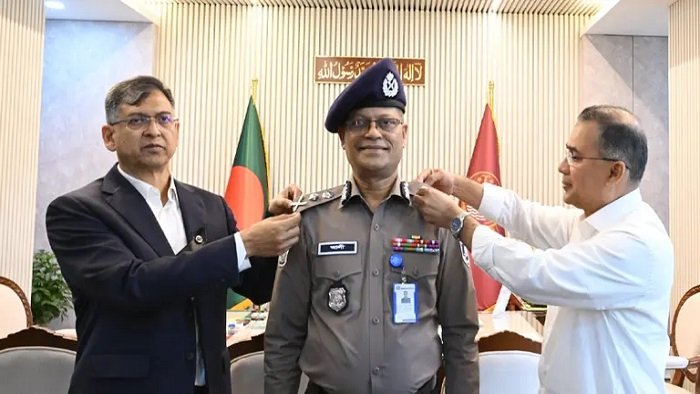 নতুন আইজিপিকে র‍্যাংক ব্যাজ পরিয়ে দিলেন প্রধানমন্ত্রী