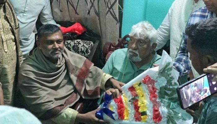 ফুল-মিষ্টি নিয়ে নাছির চৌধুরীর বাড়ি গিয়ে শুভেচ্ছা জানিয়েছেন শিশির মনির