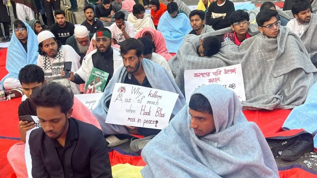 রাত পেরিয়ে সকালেও যমুনার সামনে ইনকিলাব মঞ্চের অবস্থান চলছে