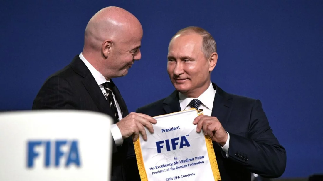 রাশিয়ার ওপর থেকে নিষেধাজ্ঞা তুলে নেওয়ার পক্ষে ফিফা সভাপতি