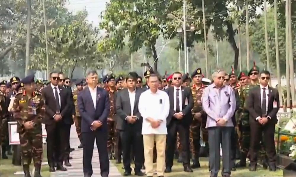 পিলখানা হত্যাকাণ্ডে শহীদদের কবরে রাষ্ট্রপতি ও প্রধানমন্ত্রীর শ্রদ্ধা