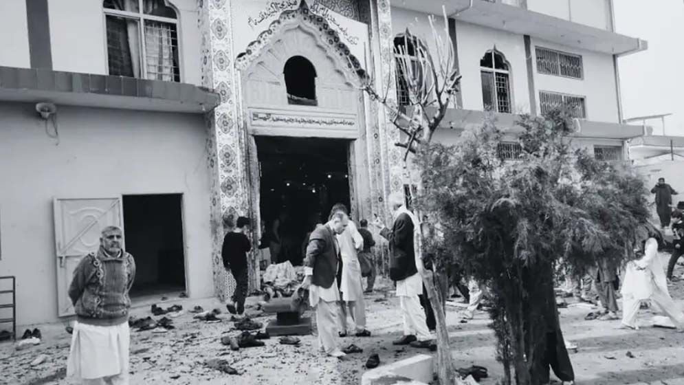 পাকিস্তানে জুমার নামাজে মসজিদে বোমা বিস্ফোরণ, নিহত ১৫