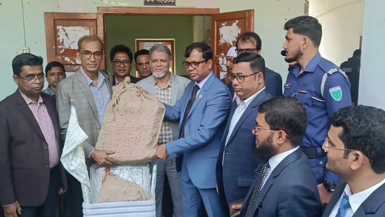 সিলেটে ভোটকেন্দ্রে যাচ্ছে নির্বাচনি সরঞ্জাম