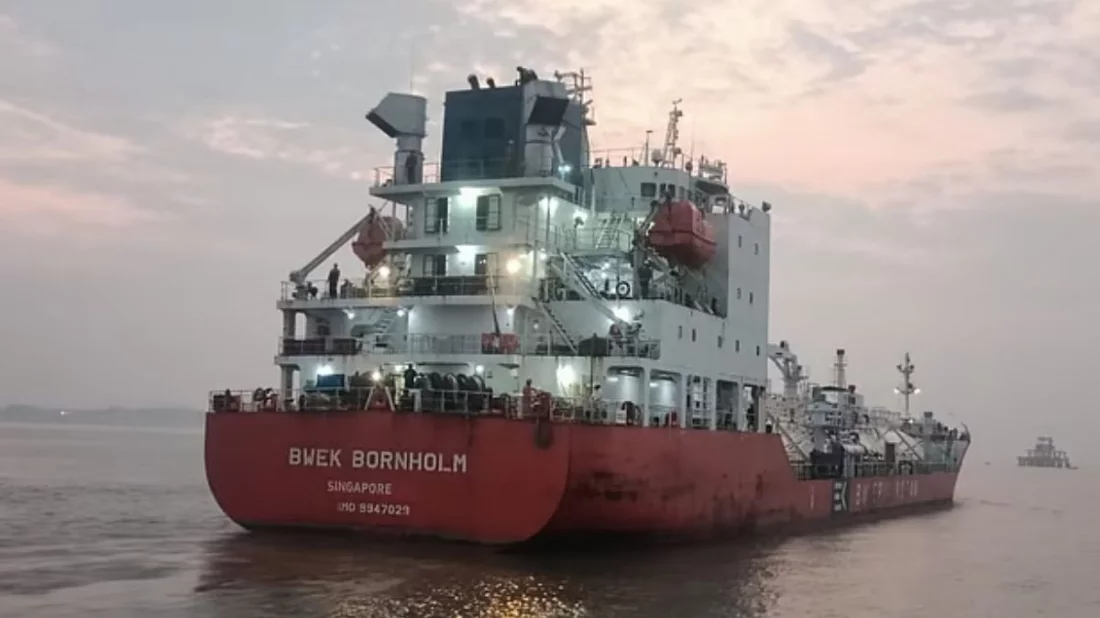 যুদ্ধ শুরুর পর হরমুজ প্রণালি পেরিয়ে প্রথম এলপিজি ট্যাংকার বাংলাদেশে