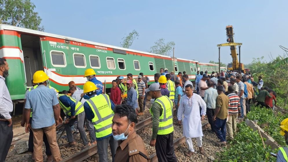 বগুড়ায় ট্রেনের ৯টি বগি লাইনচ্যুত, উদ্ধার বাকি ৫