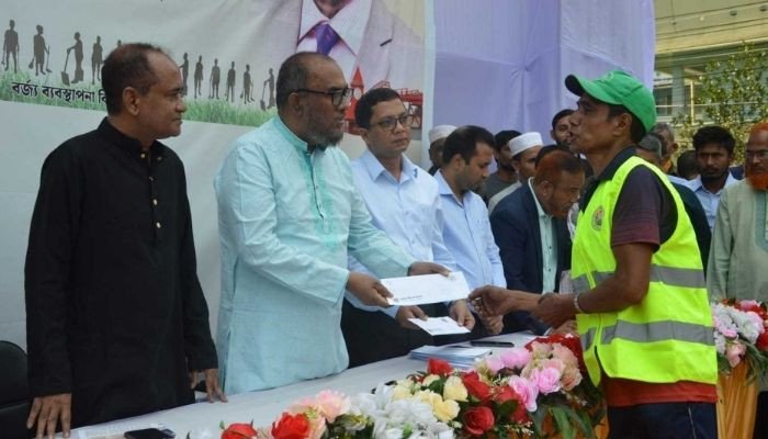 সিসিকের ৮২৭ পরিচ্ছন্নতা কর্মী পেলেন প্রধানমন্ত্রীর ঈদ অনুদান