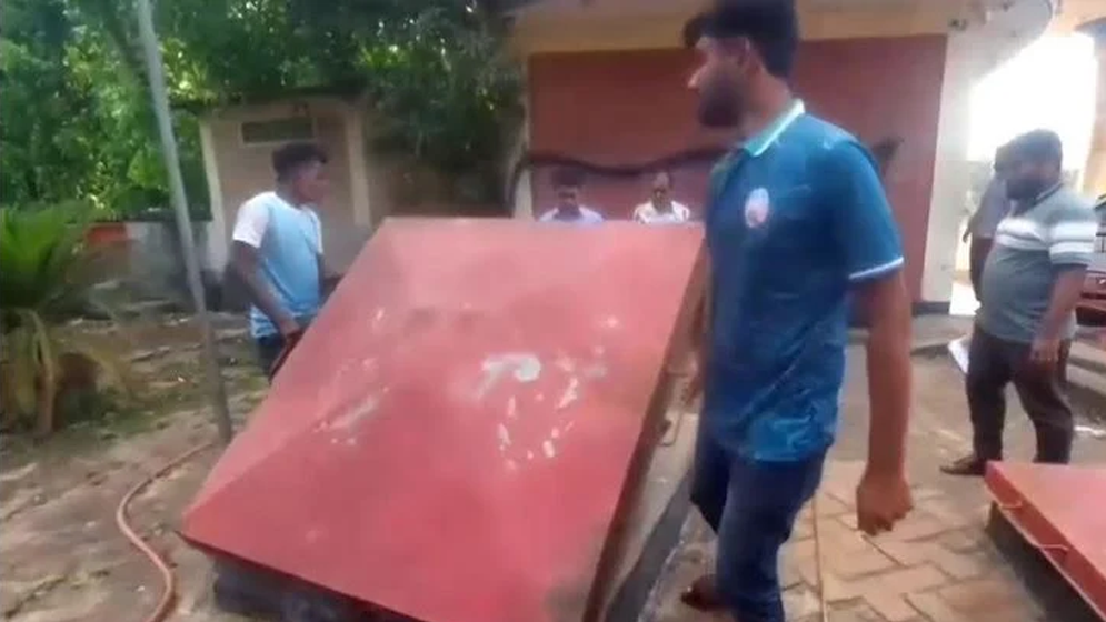 ‘তেল নাই’ লেখা দুই পাম্পে মিলল ২৮ হাজার লিটার তেল