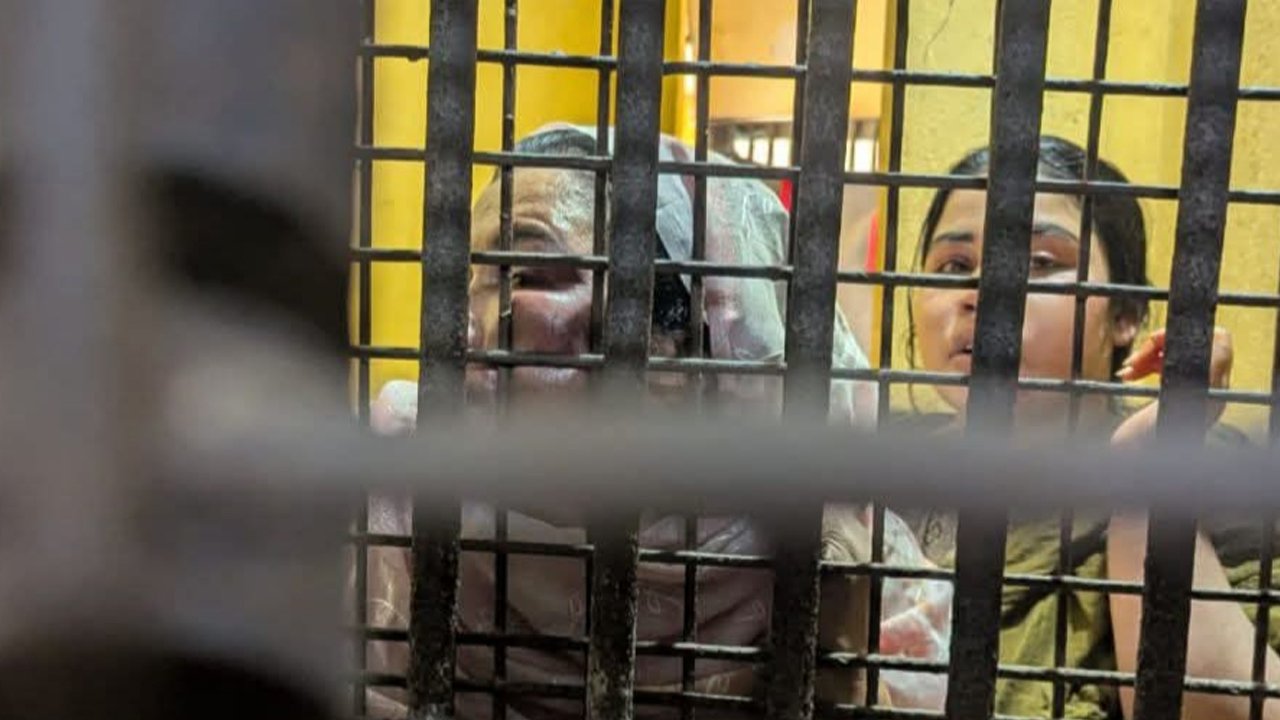 ‘ঘুষের টাকা’ ফেরত চাইতে গিয়ে মা-মেয়ের কারাদণ্ড