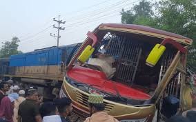 কুমিল্লায় বাস-ট্রেন সংঘর্ষে নিহত ১২, আহত অন্তত ১৫