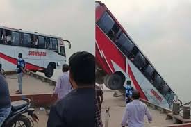 ফেরিতে ওঠার সময় যাত্রীবাহী বাস নদীতে, হতাহতের শঙ্কা