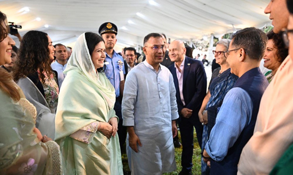 যমুনায় সর্বসাধারণের সঙ্গে শুভেচ্ছা বিনিময় করছেন প্রধানমন্ত্রী