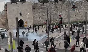 আল-আকসায় মুসল্লিদের ওপর ইসরায়েলি বাহিনীর হামলা