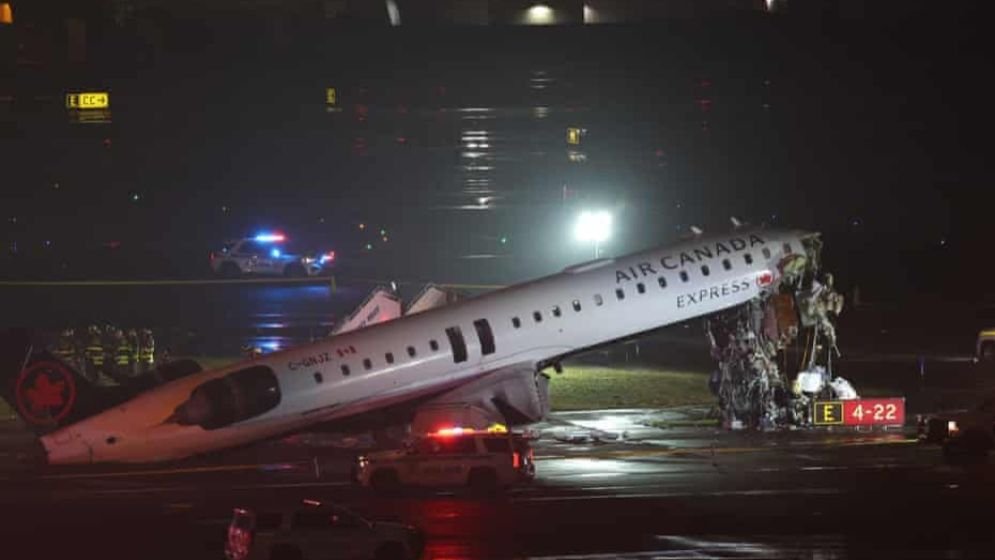 নিউ ইয়র্কের লা গার্ডিয়া বিমানবন্দরে বিমান দুর্ঘটনায় পাইলট ও কো-পাইলট নিহত