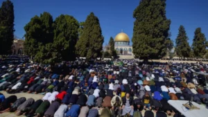 ৪০ দিন পর খুলে দেওয়া হলো পবিত্র আল-আকসা মসজিদ