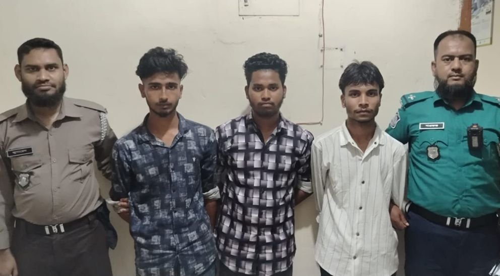 সাগরদিঘীরপাড় ওয়াকওয়েতে ছিনতাইয়ের চেষ্টা, আটক ৩