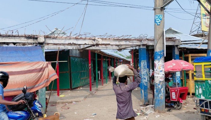 শান্তিগঞ্জে বিএনপি নেতার বিরুদ্ধে যাত্রীছাউনি দখলের অভিযোগ