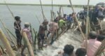পানির তোড়ে ভেঙে যাওয়া বাঁধ রক্ষা করলেন হাজারো কৃষক