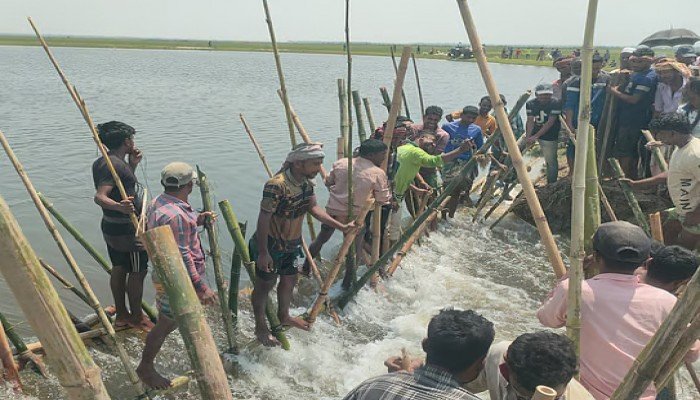 পানির তোড়ে ভেঙে যাওয়া বাঁধ রক্ষা করলেন হাজারো কৃষক