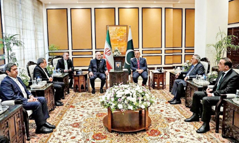 বীমা কোম্পানির গ্রাহক সংগ্রহকে কেন্দ্র করে দু’ক্ষের সংঘর্ষ