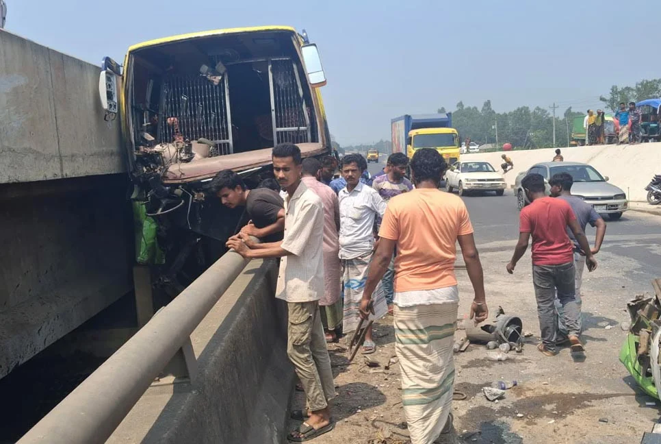 বাসের চাকা ফেটে সেতুতে ধাক্কা, প্রাণ গেল ৩ জনের