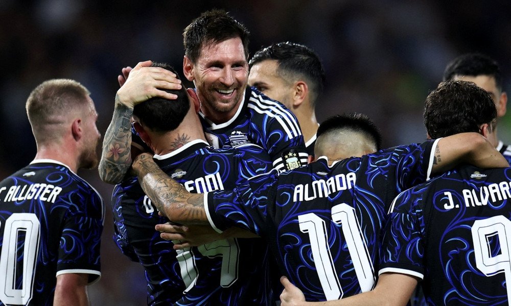 মেসি-আলভারেজের গোলে জাম্বিয়াকে বিধ্বস্ত করল আর্জেন্টিনা