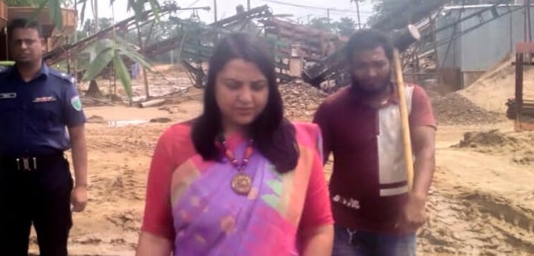 জৈন্তাপুরে অবৈধ বালু উত্তোলনের বিরুদ্ধে অভিযান, ১০ টি নৌকা ধ্বংস