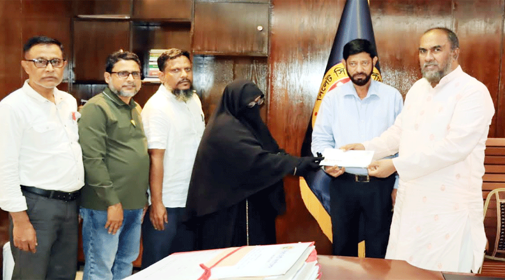 সিসিকের দুই কর্মীর পরিবার পেল ৮ লাখ টাকা অনুদান