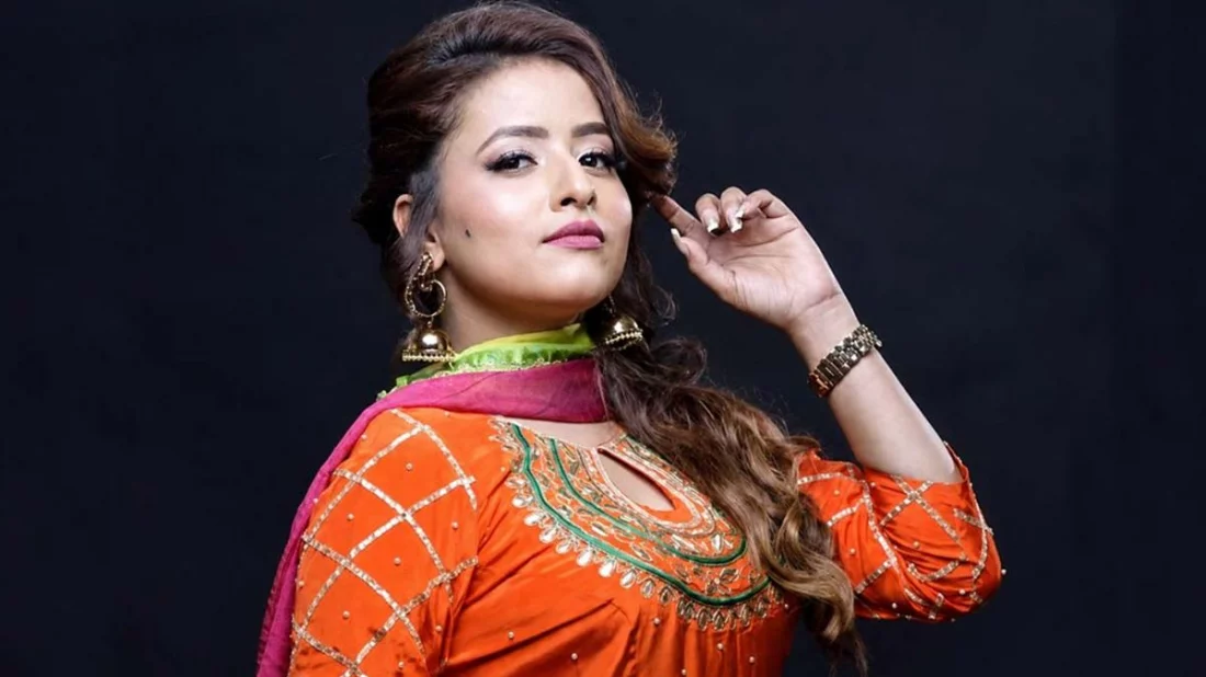 বিয়ের প্রস্তাব ফিরিয়ে দেওয়ায় গায়িকাকে কানাডা থেকে এসে হত্যা