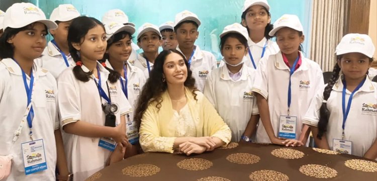 শিক্ষার্থীদের সঙ্গে খোশগল্পে মেতে উঠলেন জাইমা রহমান