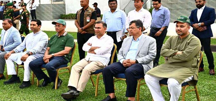 ক্ষুদে ফুটবলারদের উৎসাহ দিতে মাঠে নেমে এলেন প্রধানমন্ত্রী