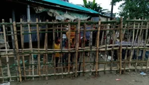 প্রশাসনের নির্দেশেও সরছে না বেড়া, দুইদিন ধরে অবরুদ্ধ ৫ পরিবার