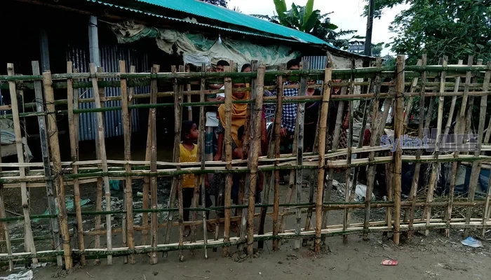 প্রশাসনের নির্দেশেও সরছে না বেড়া, দুইদিন ধরে অবরুদ্ধ ৫ পরিবার