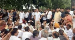 নরেন্দ্র মোদির পদত্যাগের দাবিতে বাসভবনের সামনে রাহুল গান্ধীর নেতৃত্বে কংগ্রেসের অবস্থান