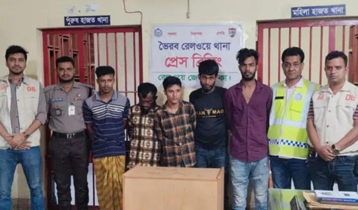 রেলস্টেশনের পরিচ্ছন্নতাকর্মীকে হত্যার ঘটনায় গ্রেপ্তার ৫