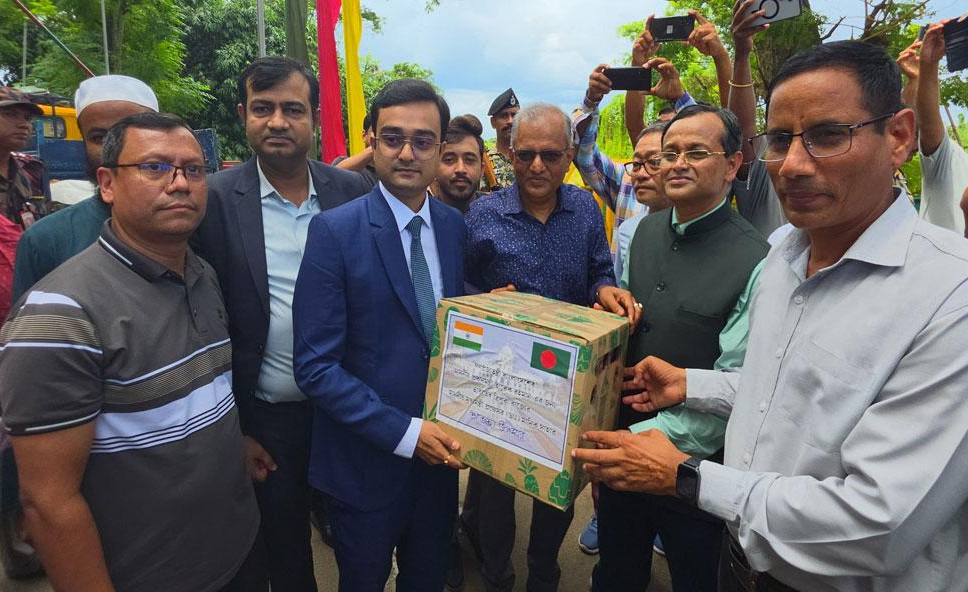 প্রধানমন্ত্রীকে ১০০ কার্টন আনারস পাঠালেন ত্রিপুরার মুখ্যমন্ত্রী মানিক সাহা