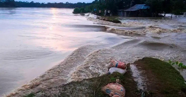 মৌলভীবাজারে বাঁধ ভে’ঙে পানিব’ন্দি হাজারও মানুষ