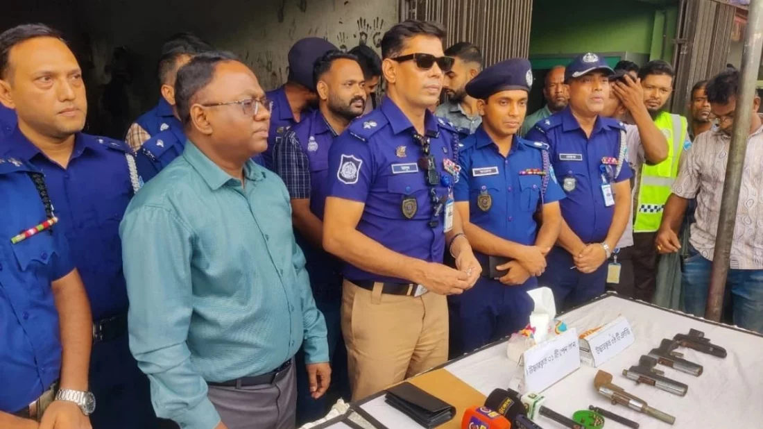 হাটহাজারীতে সিএনজি ওয়ার্কশপের আড়ালে অস্ত্র তৈরির কারখানা, গ্রেপ্তার ২