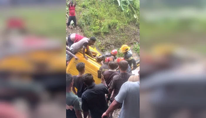 ৯৯৯-এ ফোন পেয়ে খাদে পড়া ট্রাকচালককে বাঁচাল ফায়ার সার্ভিস