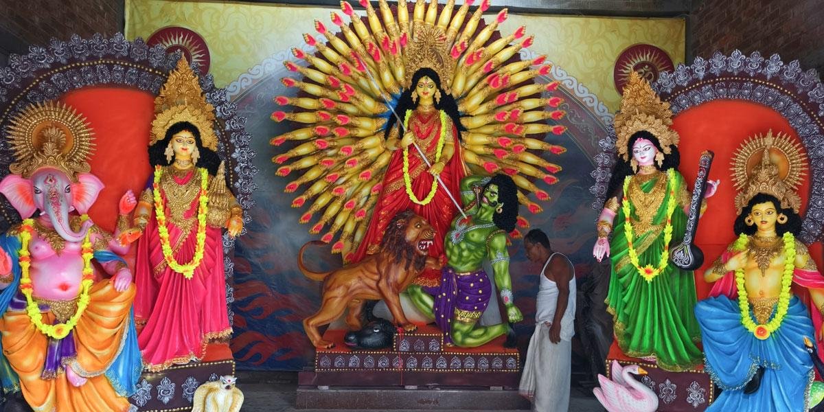 সিলেটে প্রথমবার শতহাতের দুর্গা প্রতিমা, দেখতে ভিড়