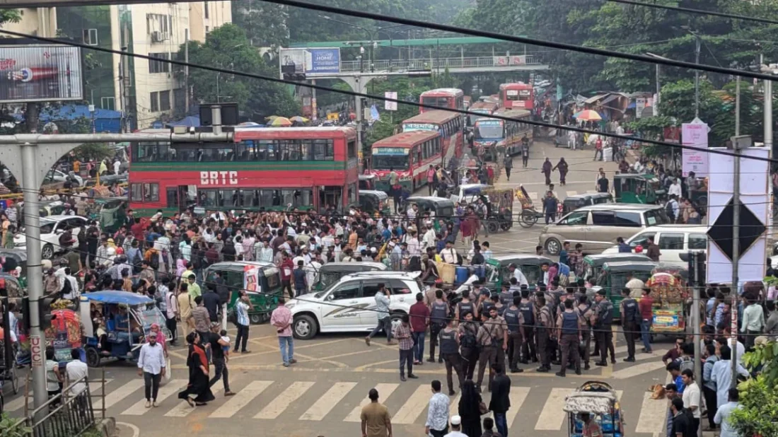প্রশ্নপত্র ফাঁসের অভিযোগে নিয়োগ পরীক্ষা স্থগিত, সড়ক অবরোধ পরীক্ষার্থীদের